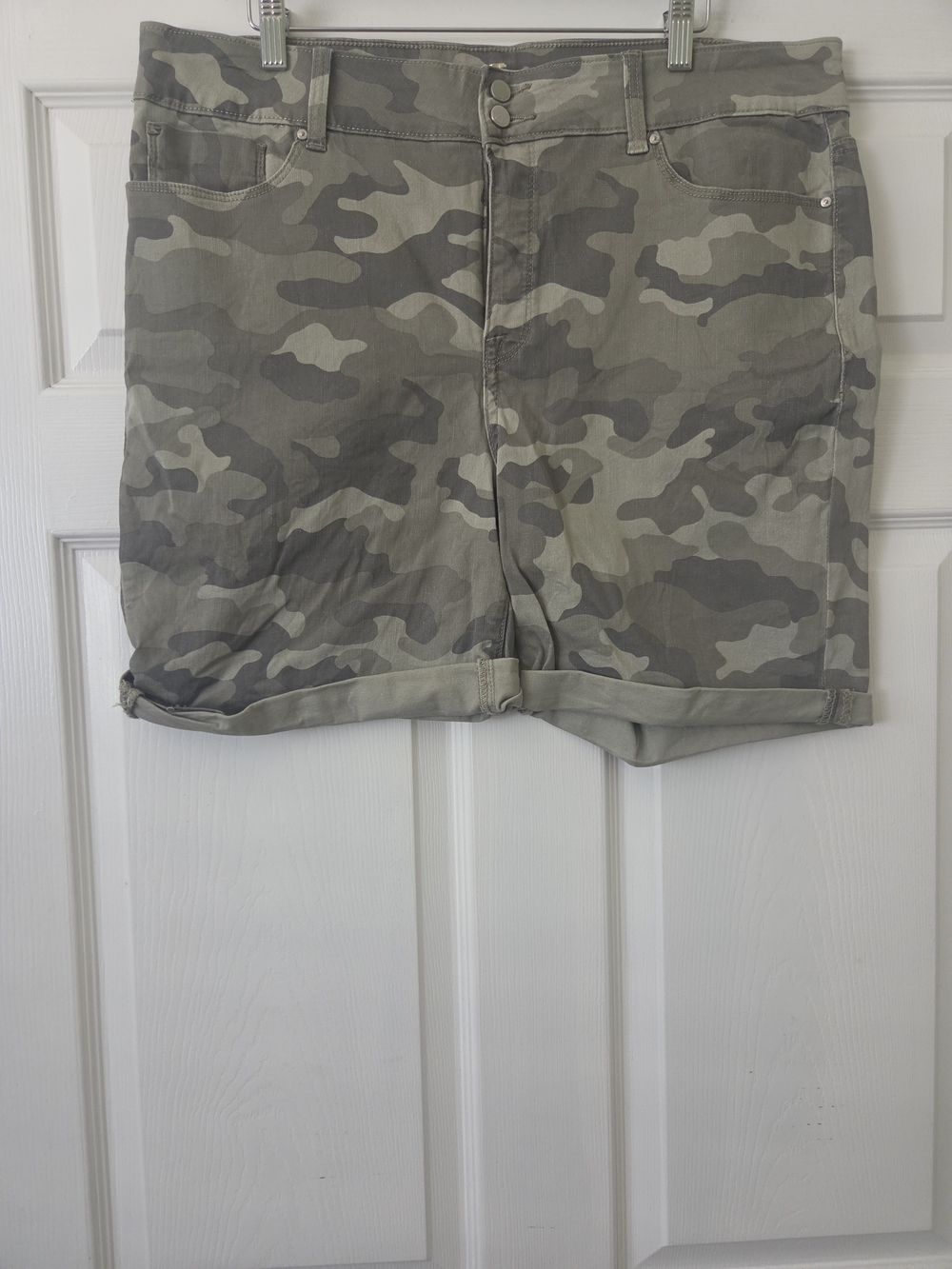 7 Seven Camo Roll-Hem Shorts in Olive & Gray Women's 18